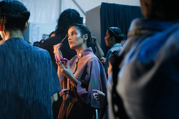 Style et élégance après 50 ans : Les tendances incontournables à suivre